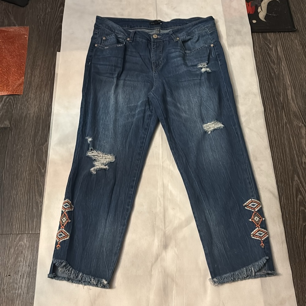 Signature Studio E Embroidered Shark Bite Hem Jeans 16 Boho Festival Hippie